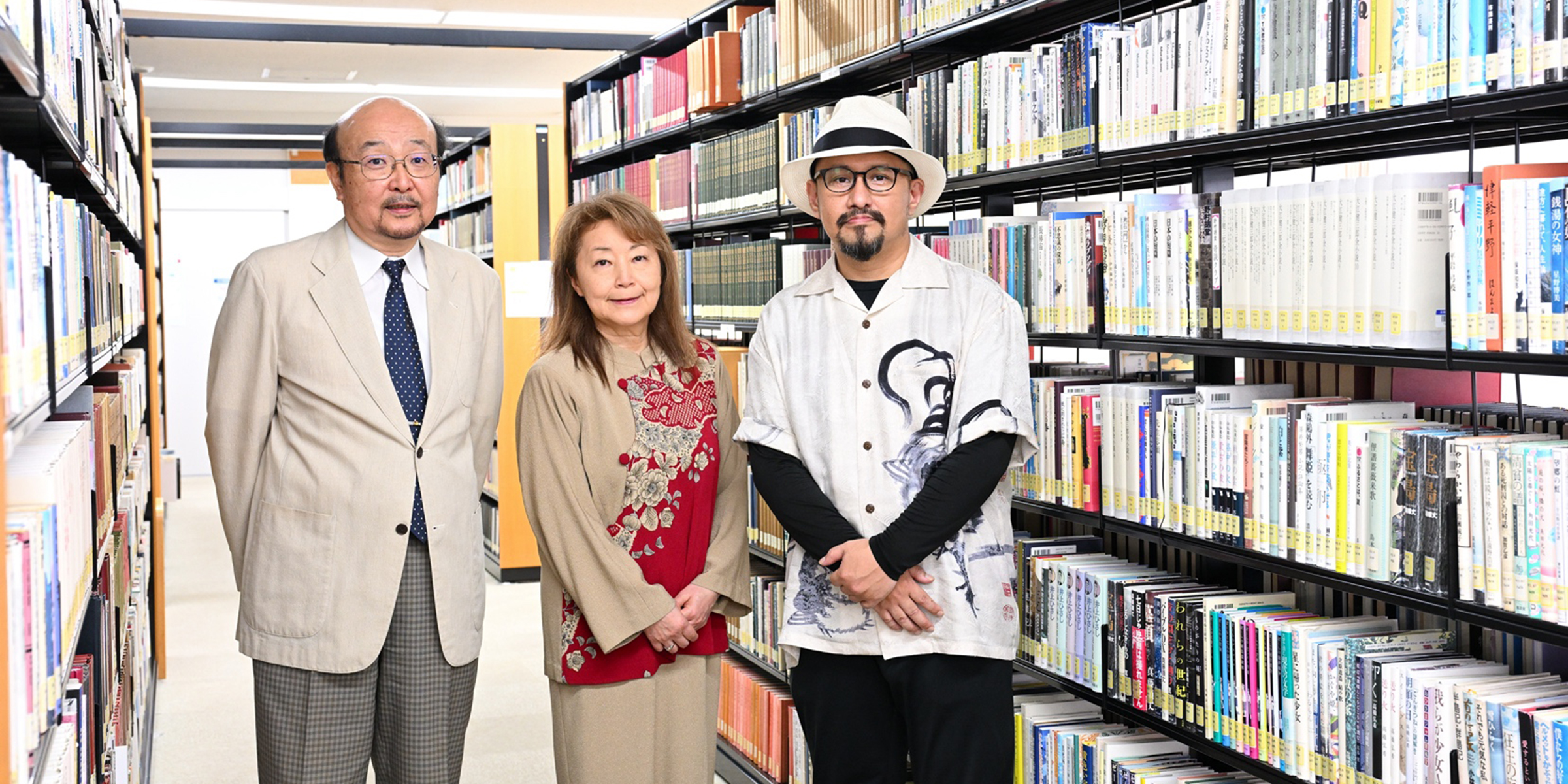 真藤 順丈 さん、宮武 利江 学長、寺澤 浩樹 教授
