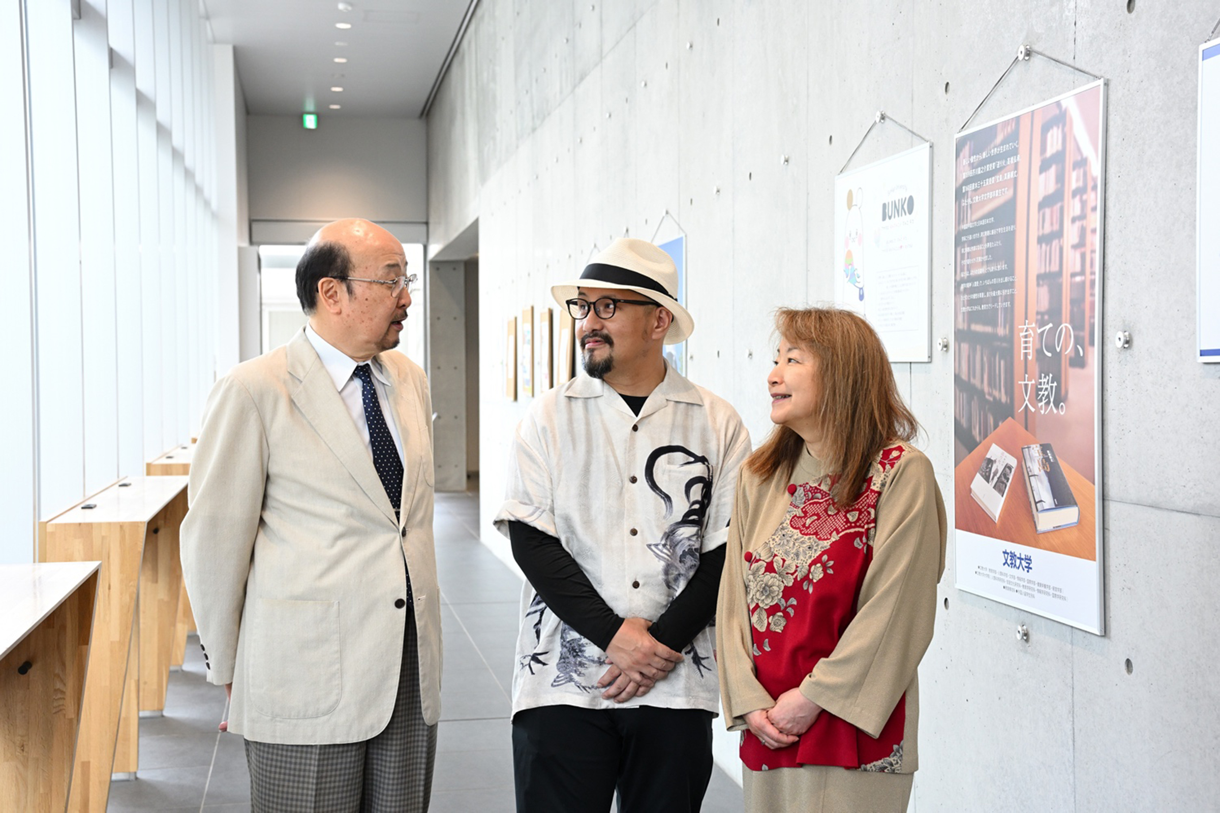 真藤 順丈 さん、宮武 利江 学長、寺澤 浩樹 教授