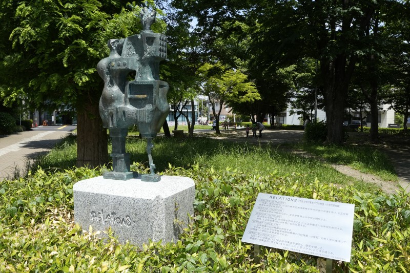 キャンパス跡地に建つ銅像
