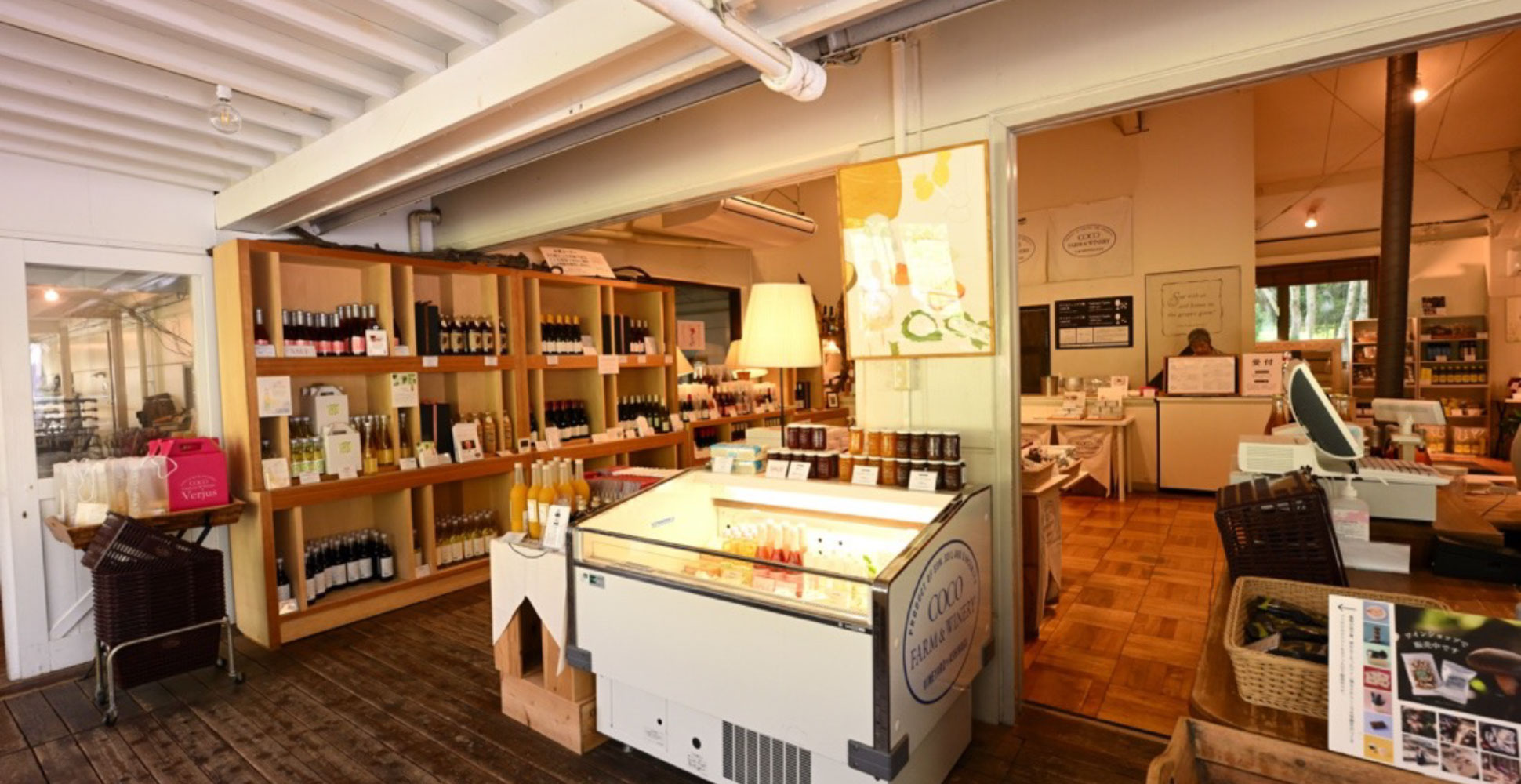 ショップには、自家製ワインやおつまみが並ぶ