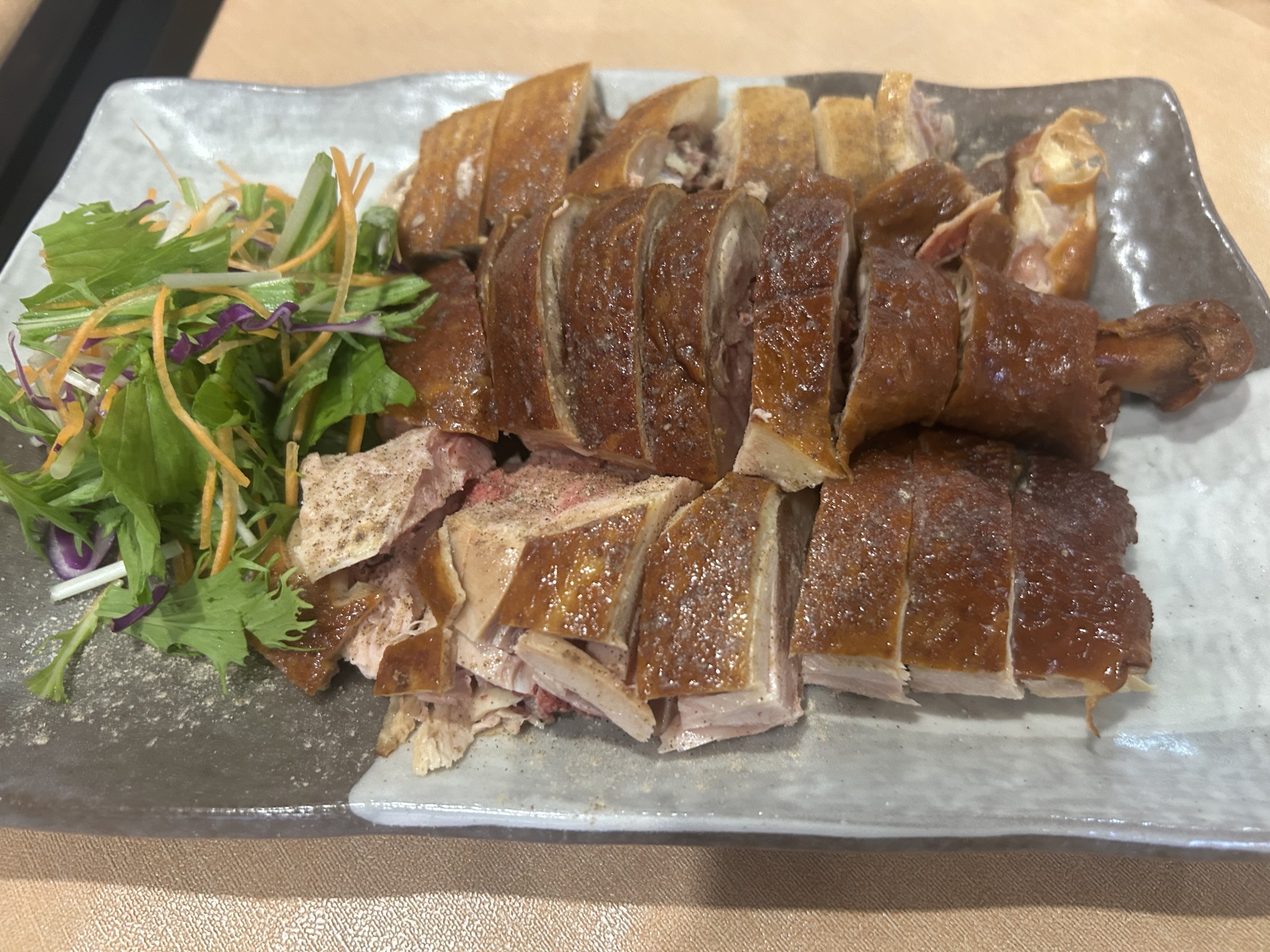 赤鶏の燻製は鞠さんが丁寧に仕込んでいます