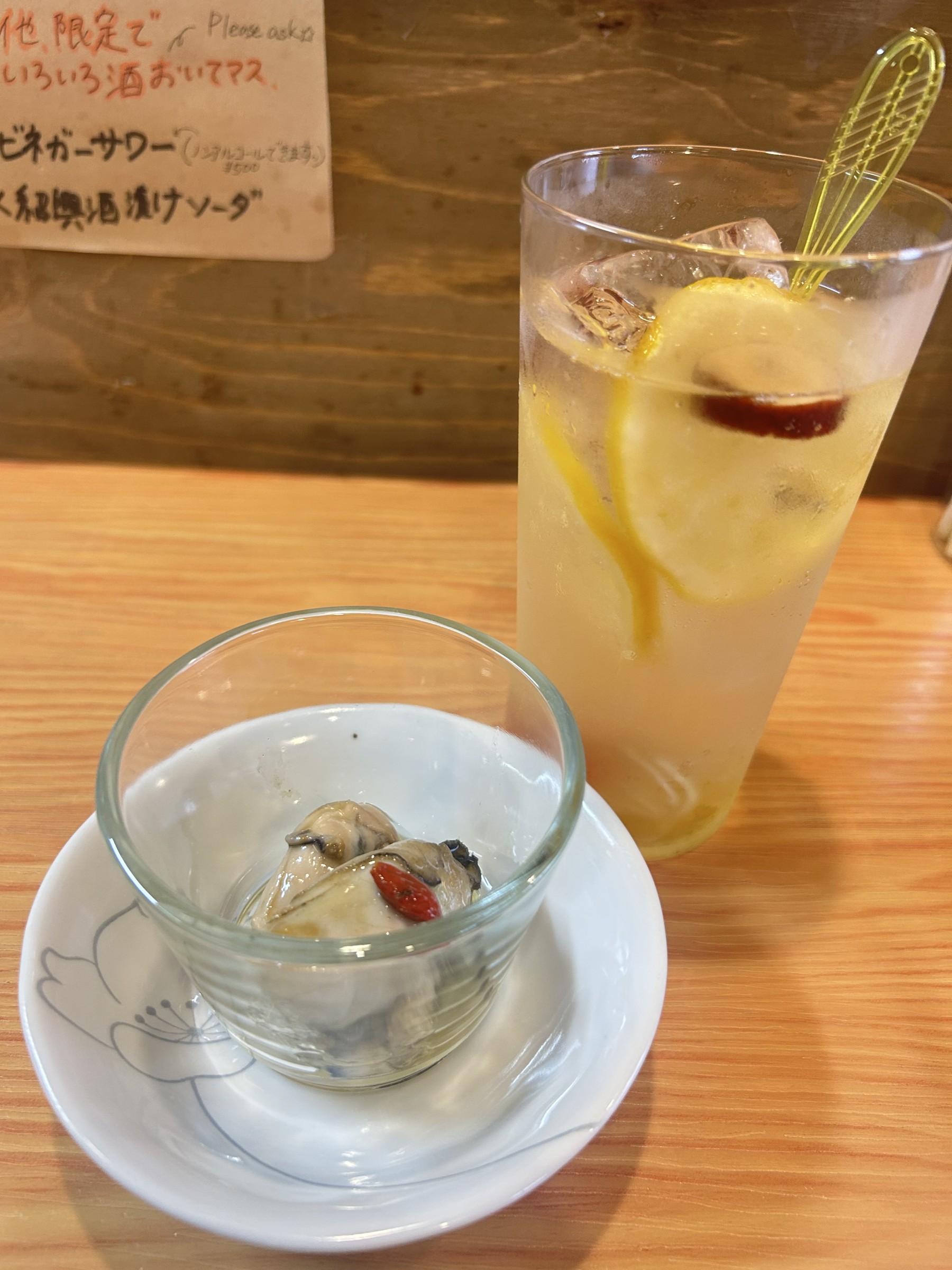 薬膳はちみつ入りサワーと牡蛎の上海ガニオイル漬け（牡蛎は期間限定）