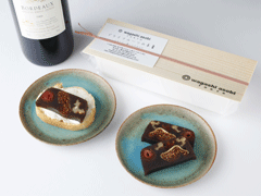 ドライフルーツの羊羹は、北海道産小豆の上質な餡と沖縄県西表産の黒糖とラム酒で炊き上げた、香り高くあっさりした甘さの羊羹に、ドライフルーツの苺と無花果、胡桃がゴロゴロと入っているお菓子です。1cm程の厚さにスライスしてお召し上がり下さい。