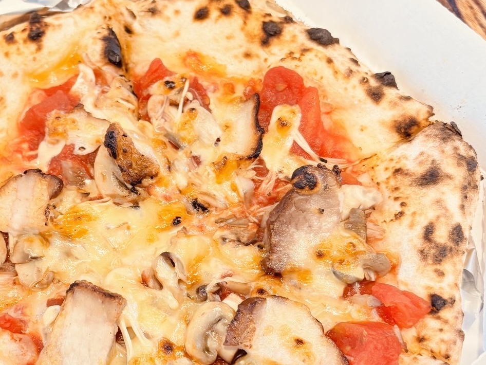 きのこと手作りベーコンのピッツァ。桜チップで燻製した店主手作りベーコンは噛み締めると肉の旨みと燻製の香りがします