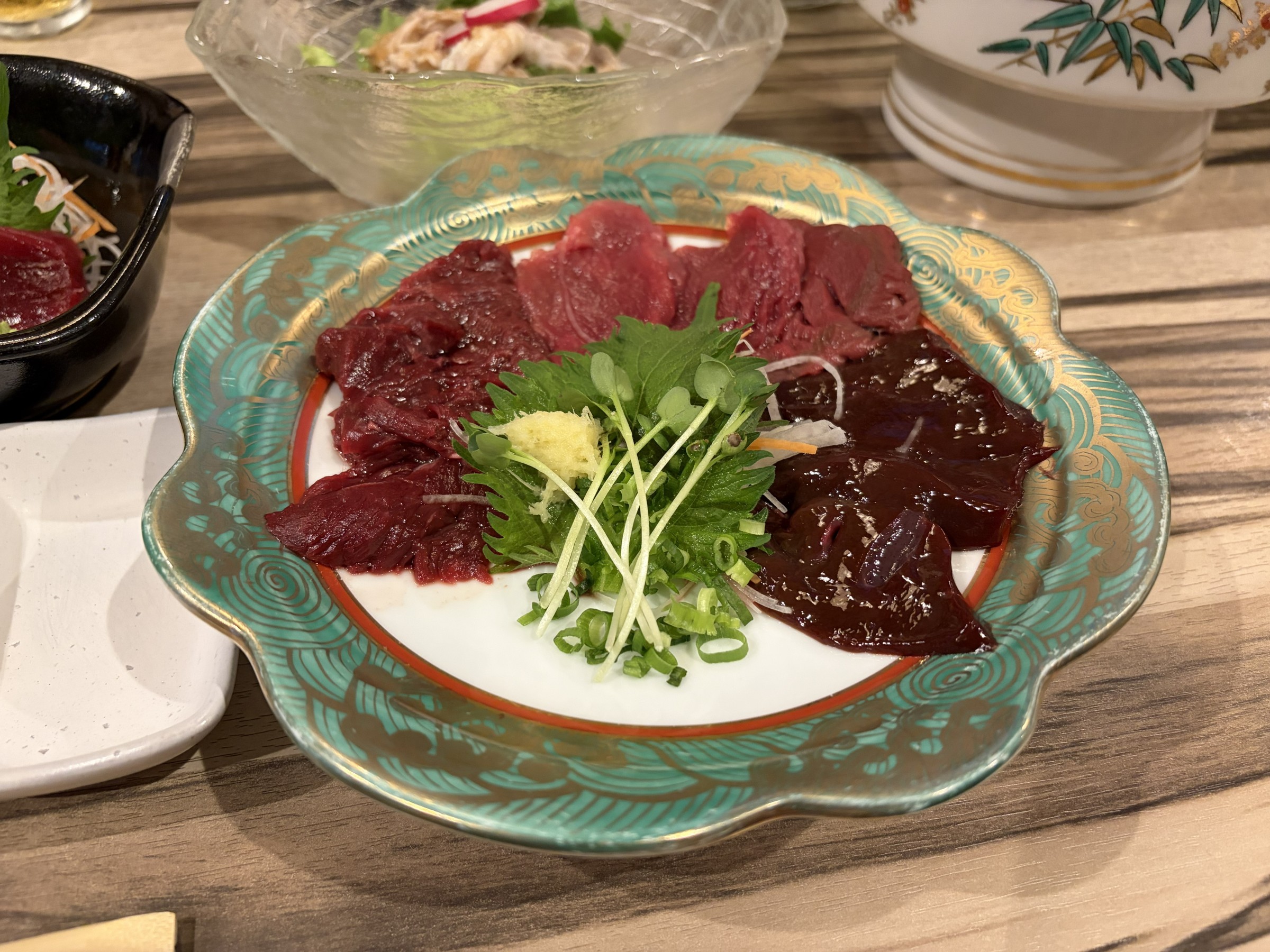 山梨県産の馬刺し盛り合わせ
