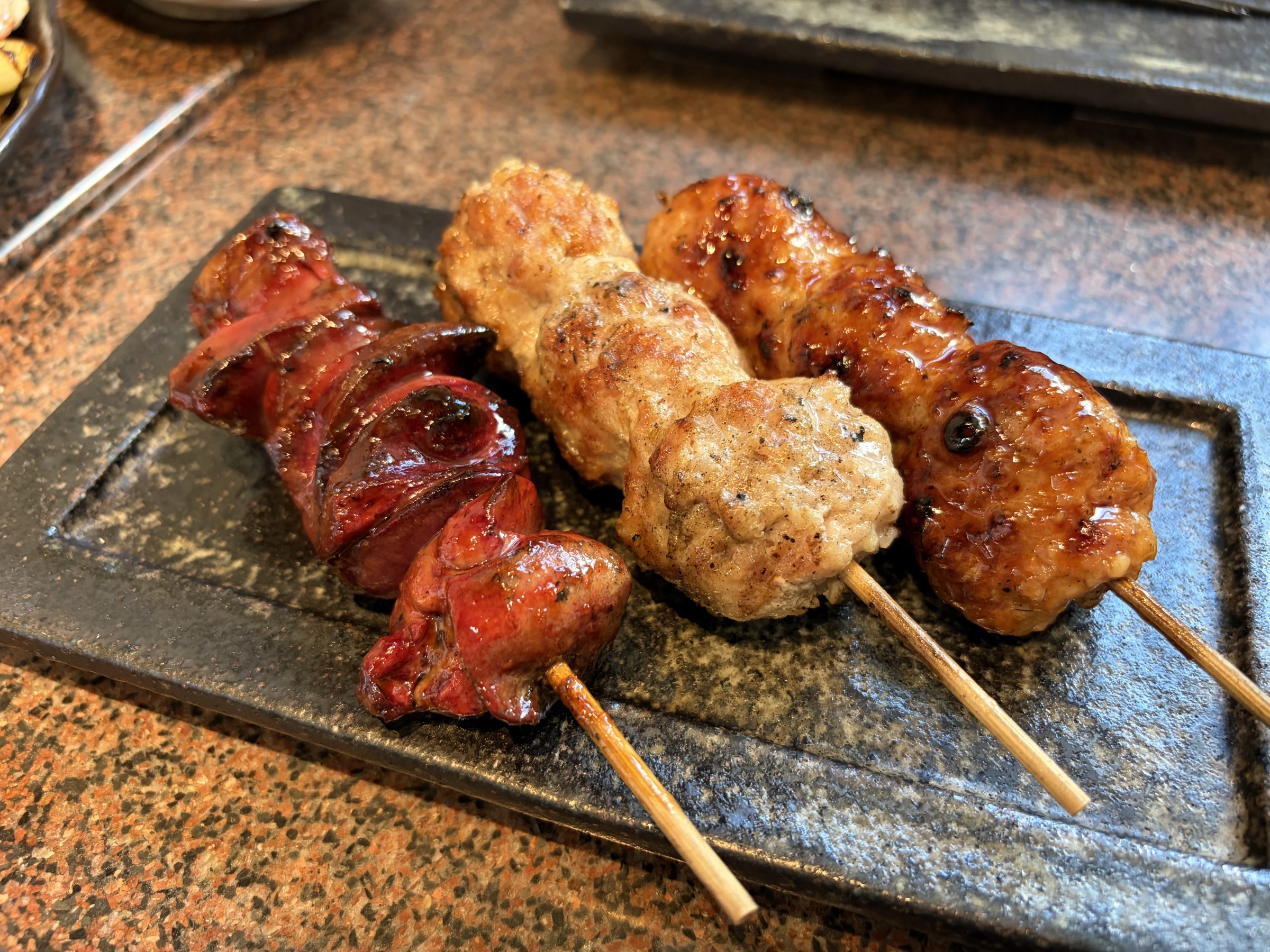 自慢の焼き鳥はすべてサイズが特大です！